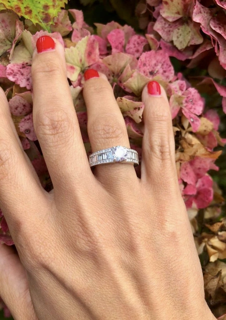Anillo BLISS en oro blanco de 18 quilates con diamantes