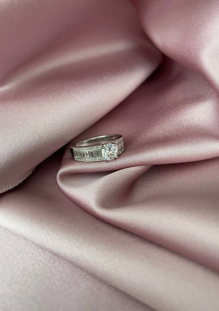 Anillo BLISS en oro blanco de 18 quilates con diamantes