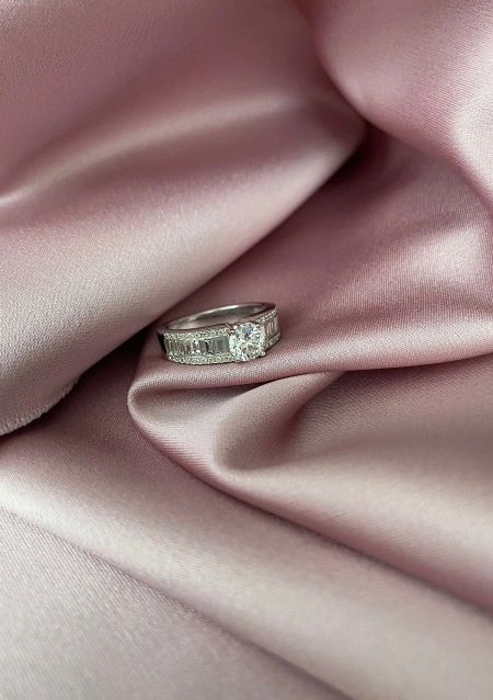 Anillo BLISS en oro blanco de 18 quilates con diamantes