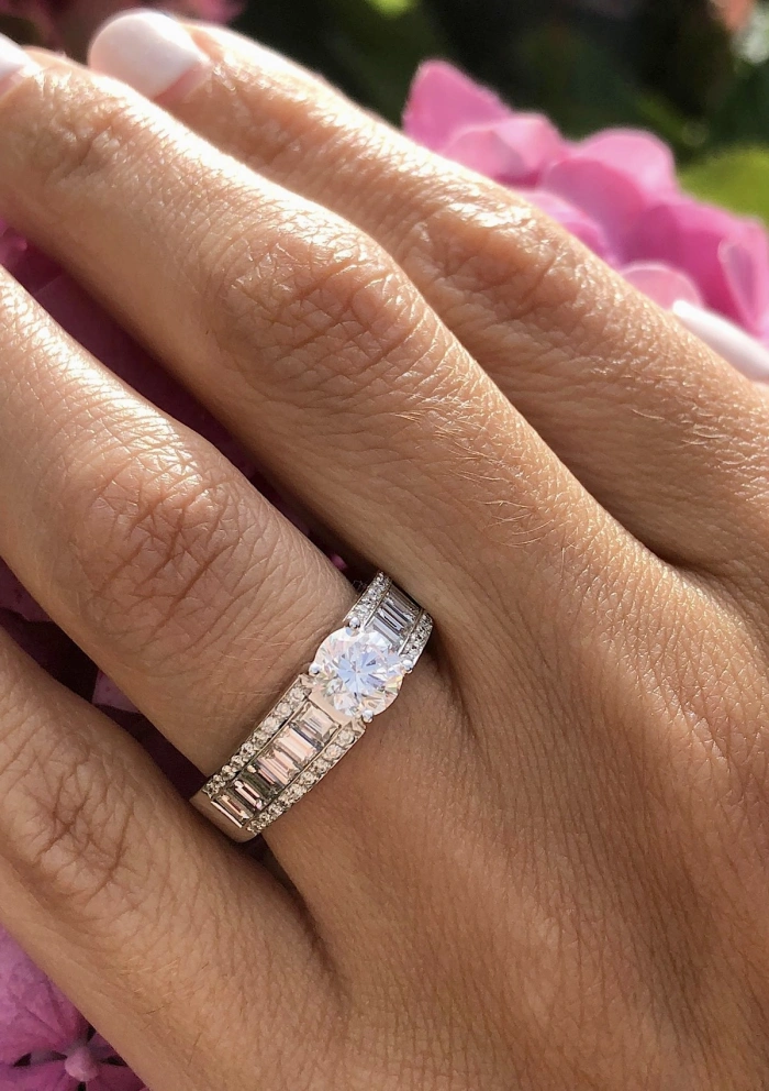 Anillo BLISS en oro blanco de 18 quilates con diamantes