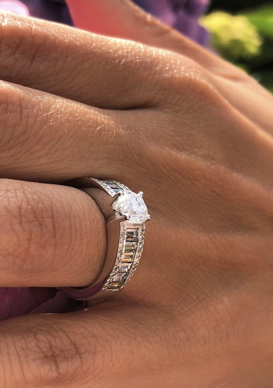 Anel BLISS em ouro branco 18 quilates com diamantes.