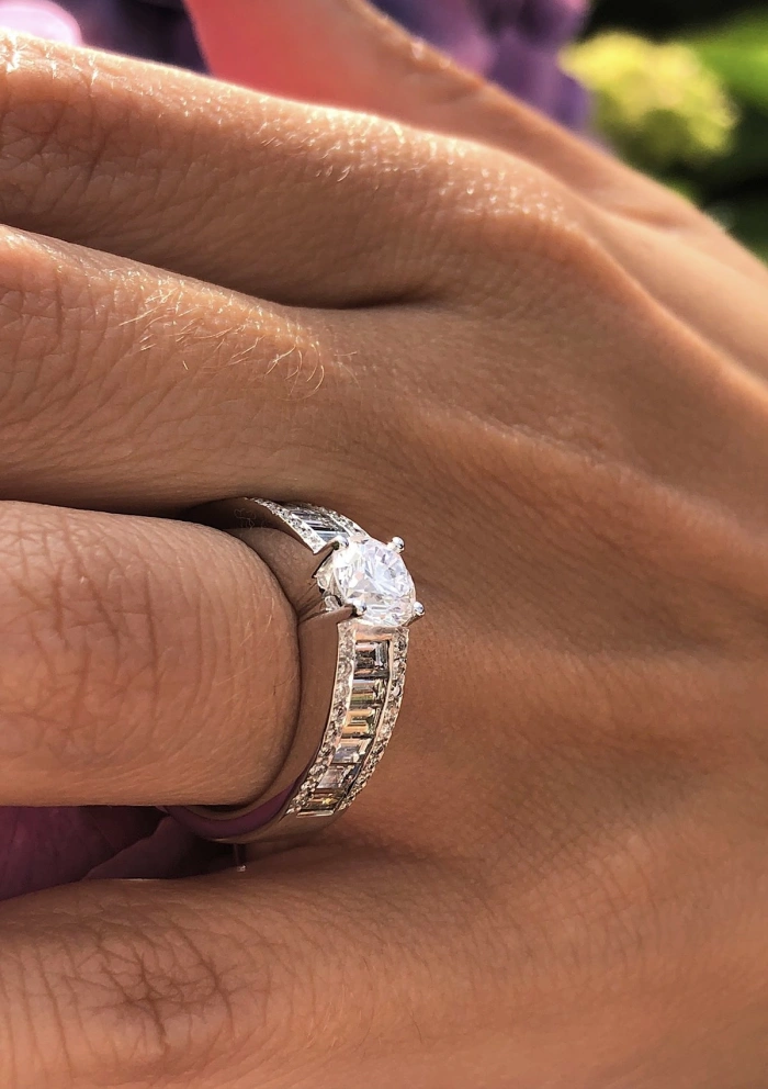 Anillo BLISS en oro blanco de 18 quilates con diamantes