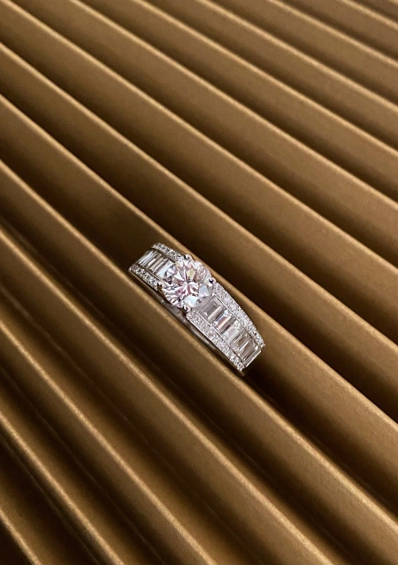Anillo BLISS en oro blanco de 18 quilates con diamantes