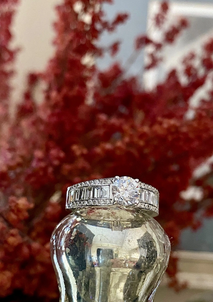 Anillo BLISS en oro blanco de 18 quilates con diamantes