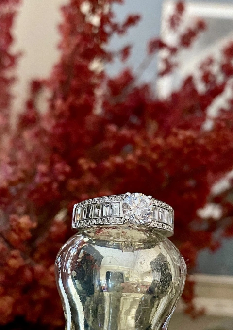 Anel BLISS em ouro branco 18 quilates com diamantes.