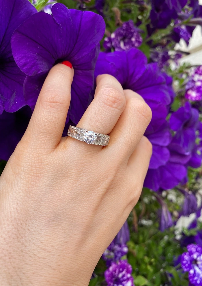 Anillo BLISS en oro blanco de 18 quilates con diamantes