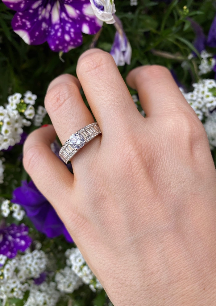 Anillo BLISS en oro blanco de 18 quilates con diamantes