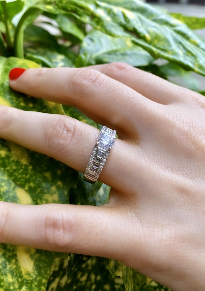 Anillo BLISS en oro blanco de 18 quilates con diamantes