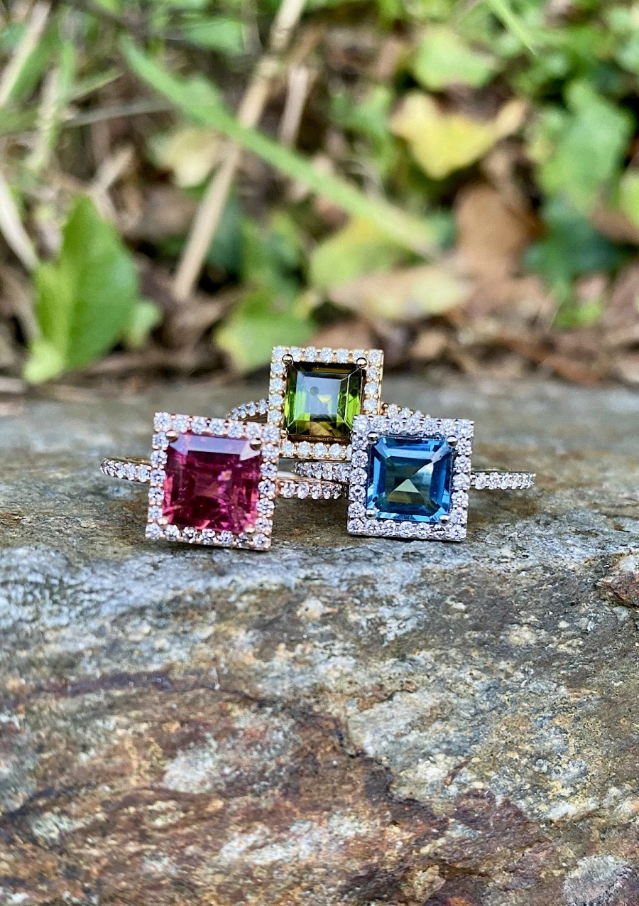 Anel LUCÍA em ouro branco 18K diamantes e topázio London.