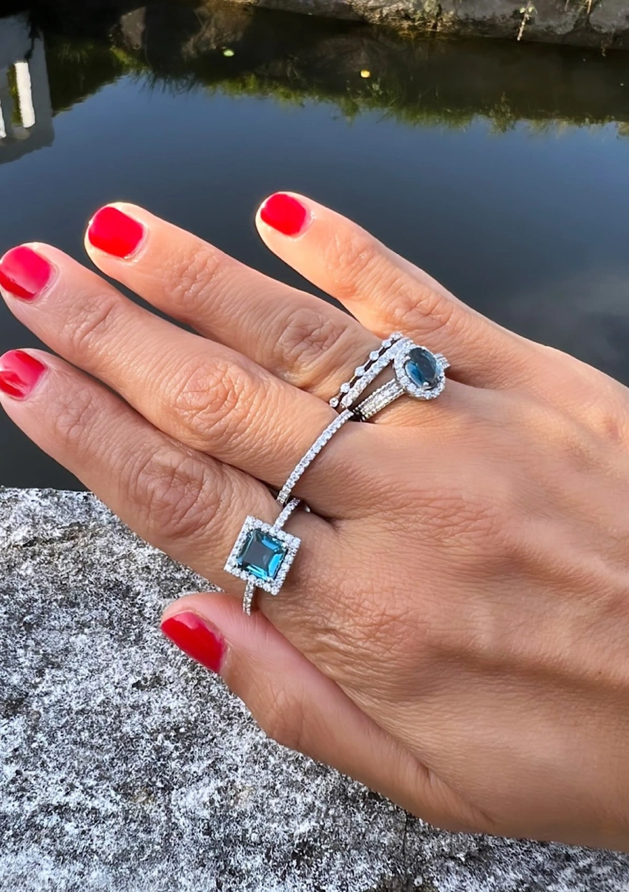 Anel LUCÍA em ouro branco 18K diamantes e topázio London.