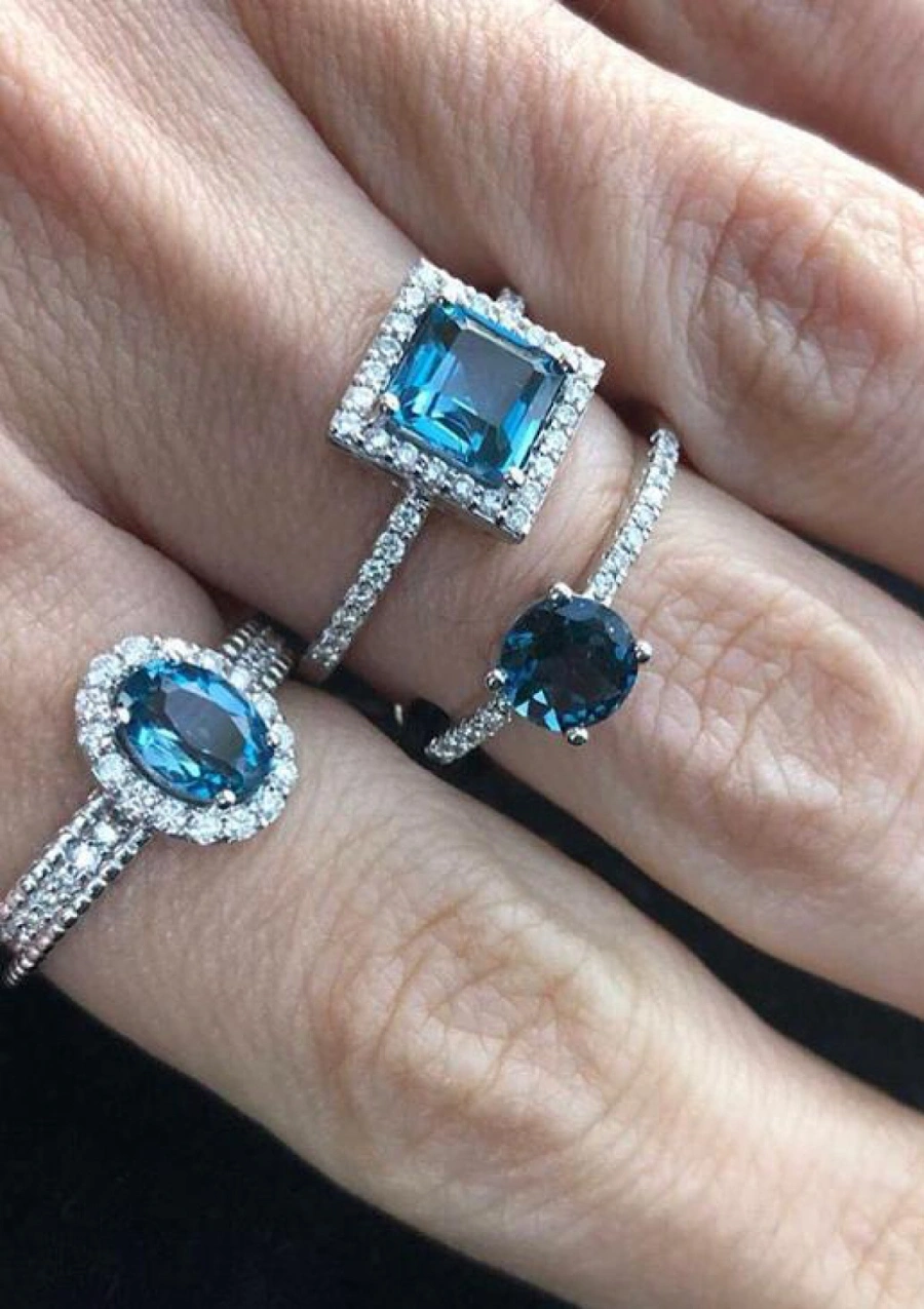 Anel LUCÍA em ouro branco 18K diamantes e topázio London.