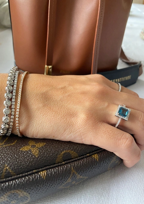 Anel LUCÍA em ouro branco 18K diamantes e topázio London.