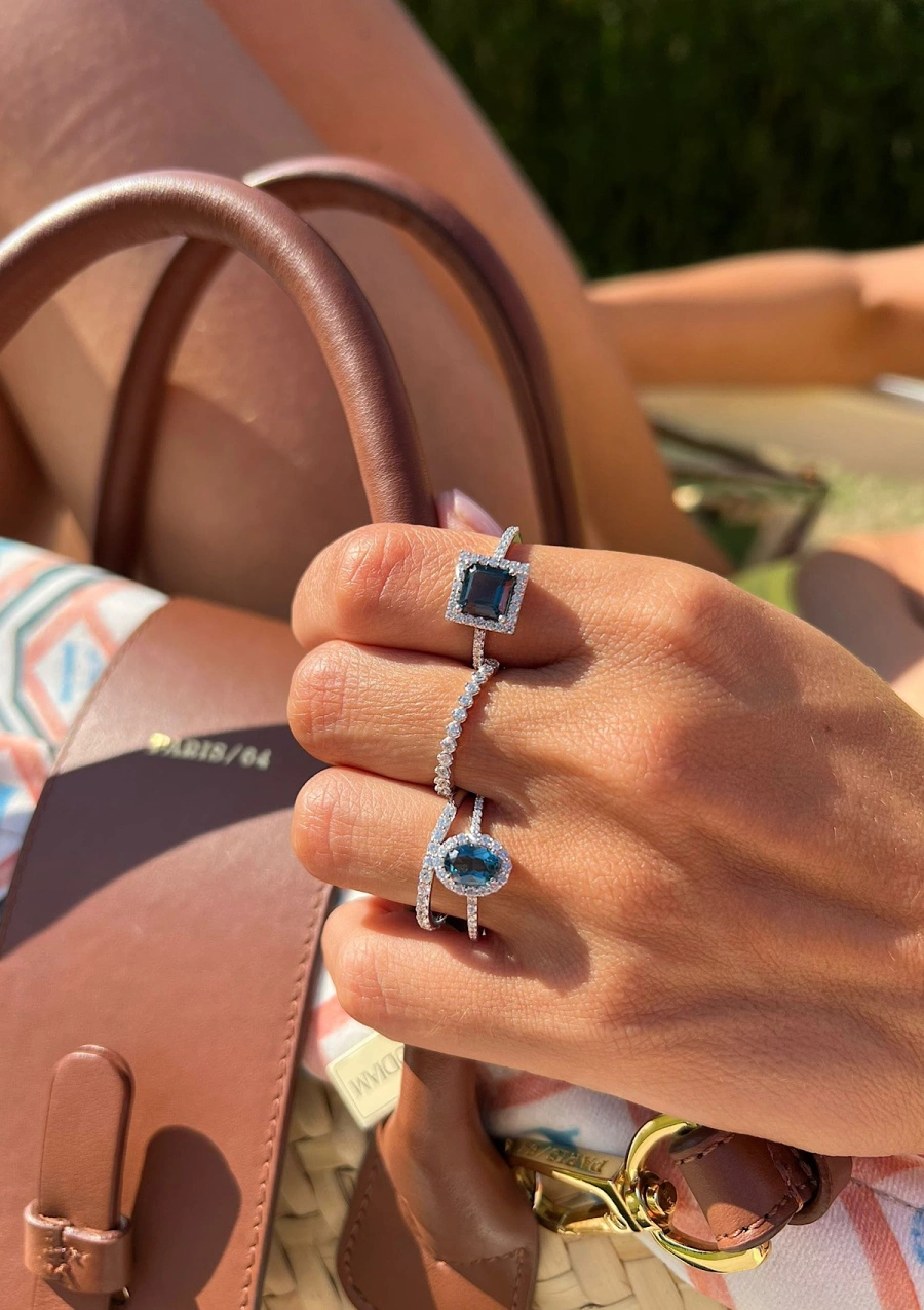 Anel LUCÍA em ouro branco 18K diamantes e topázio London.