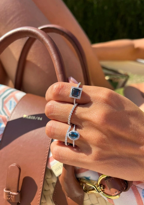 Anel LUCÍA em ouro branco 18K diamantes e topázio London.