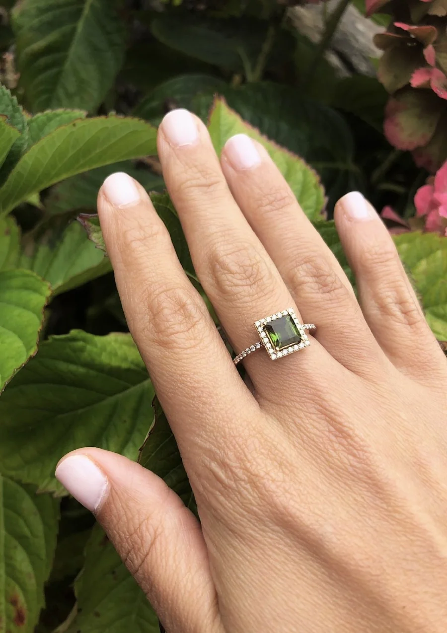 Bague LUCÍA or jaune 18K avec diamants et tourmaline verte.