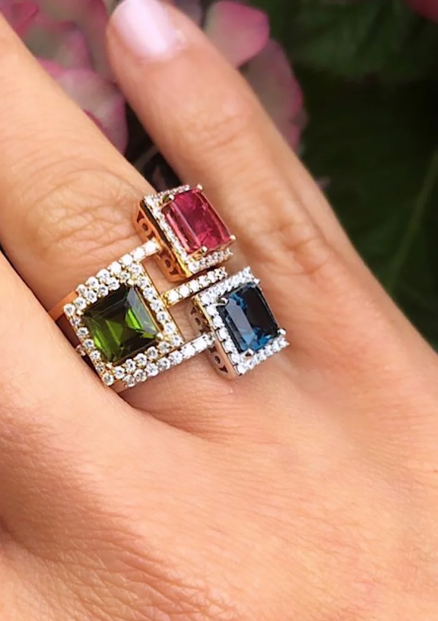 Anillo LUCÍA en oro amarillo de 18K con halo de diamantes y turmalina verde|Anillos con Otras Gemas Naturales|Godiam Alta Joyería