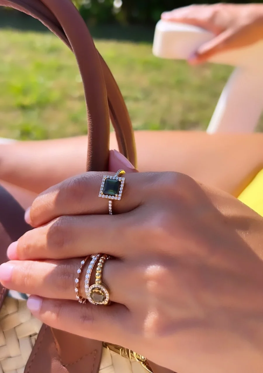 Anillo LUCÍA en oro amarillo de 18K con halo de diamantes y turmalina verde|Anillos con Otras Gemas Naturales|Godiam Alta Joyería