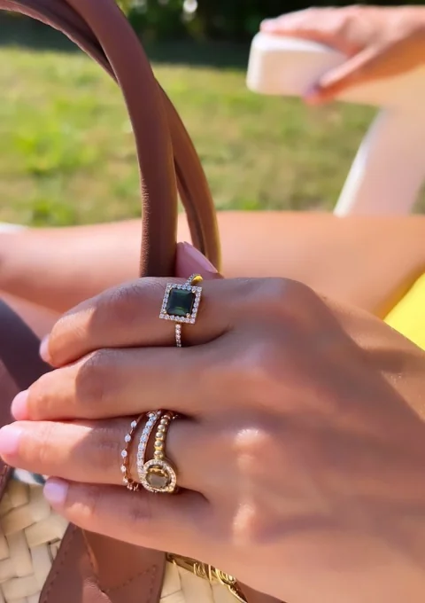 Anillo LUCÍA en oro amarillo de 18K con halo de diamantes y turmalina verde|Anillos con Otras Gemas Naturales|Godiam Alta Joyería