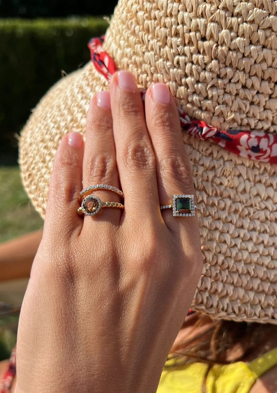 Anillo LUCÍA en oro amarillo de 18K con halo de diamantes y turmalina verde|Anillos con Otras Gemas Naturales|Godiam Alta Joyería