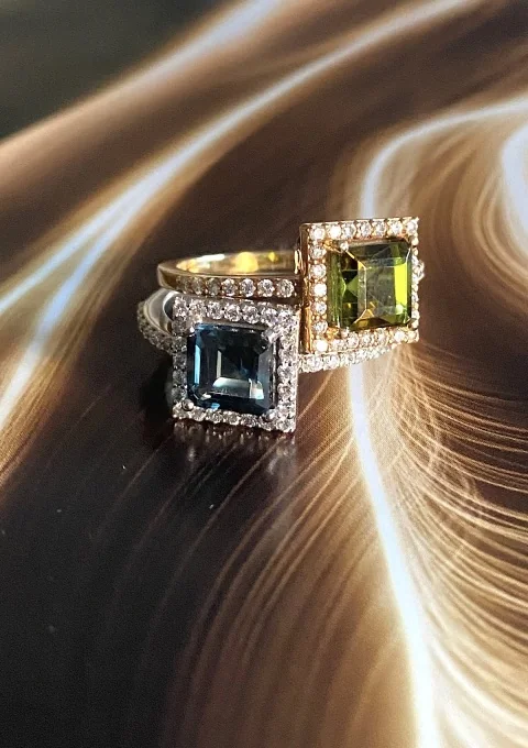 Anillo LUCÍA en oro amarillo de 18K con halo de diamantes y turmalina verde|Anillos con Otras Gemas Naturales|Godiam Alta Joyería