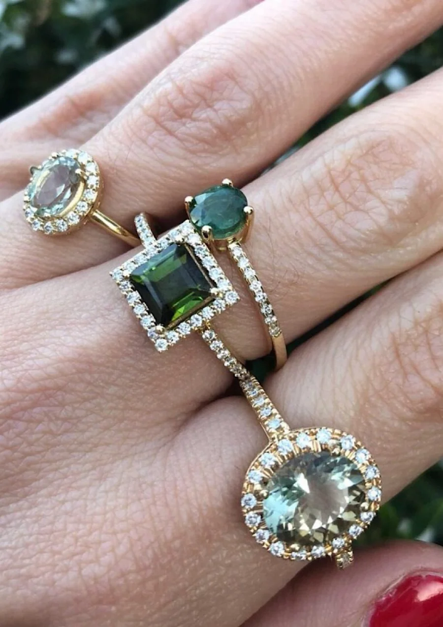 Anillo LUCÍA en oro amarillo de 18K con halo de diamantes y turmalina verde|Anillos con Otras Gemas Naturales|Godiam Alta Joyería
