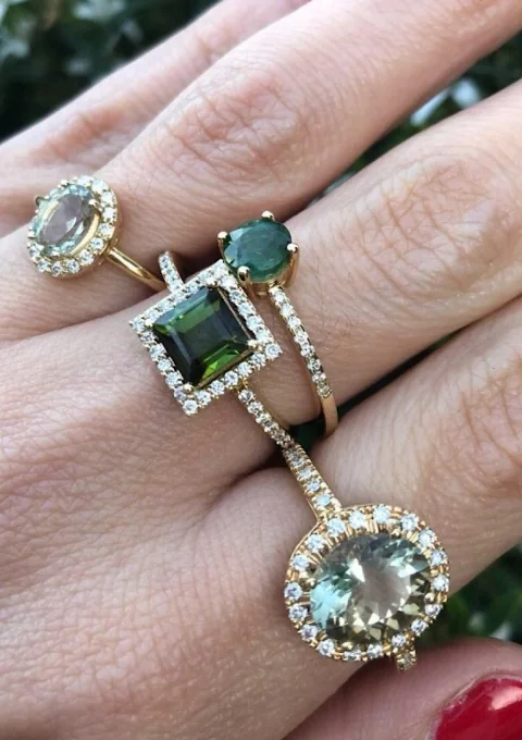 Anillo LUCÍA en oro amarillo de 18K con halo de diamantes y turmalina verde|Anillos con Otras Gemas Naturales|Godiam Alta Joyería
