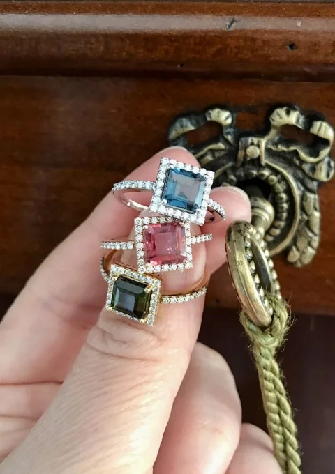 Anel LUCÍA em ouro amarelo 18K diamantes e turmalina verde.