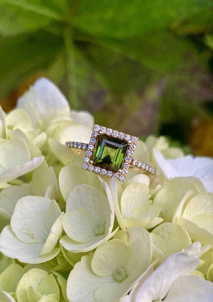 Anel LUCÍA em ouro amarelo 18K diamantes e turmalina verde.