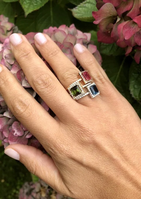 Anel LUCÍA em ouro amarelo 18K diamantes e turmalina verde.