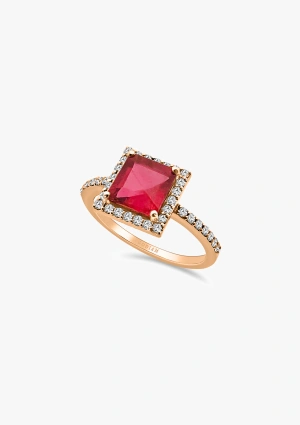 LUCÍA 18K rose gold with brilliant cut diamonds halo topped by a princess cut pink tourmaline ring