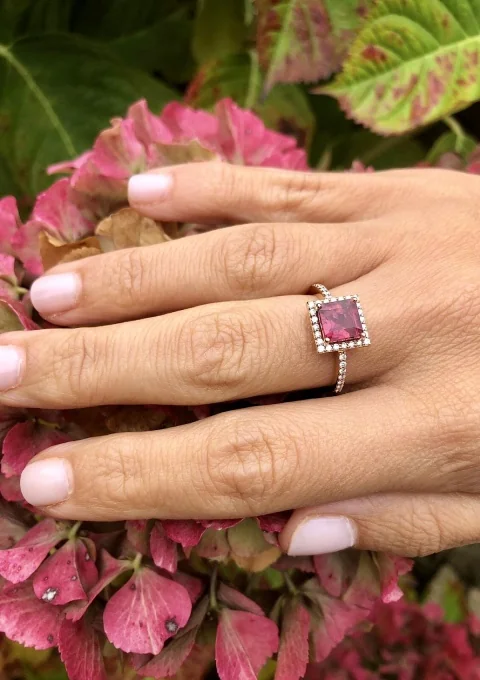 Bague LUCÍA or rose 18K avec diamants et tourmaline rose.