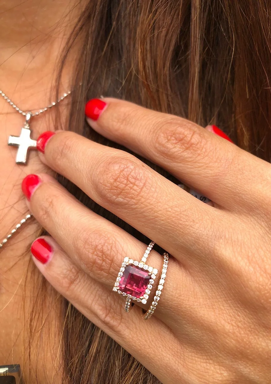 Bague LUCÍA or rose 18K avec diamants et tourmaline rose.