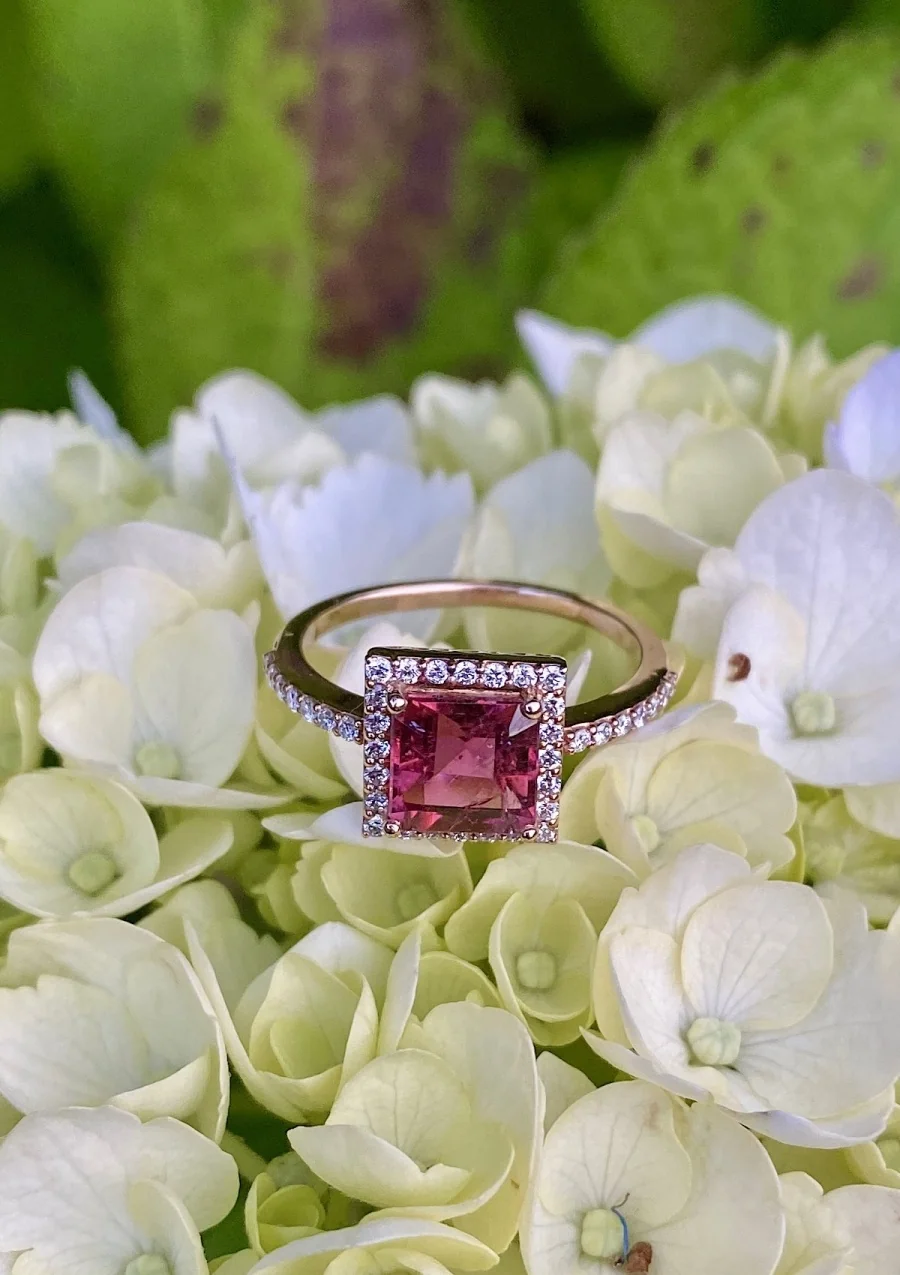 Anel LUCÍA em ouro rosa 18K diamantes e turmalina rosa.