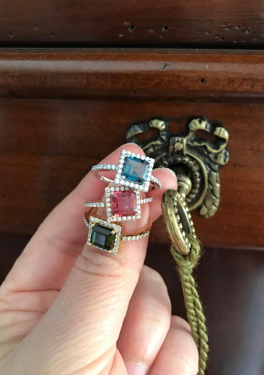 Bague LUCÍA or rose 18K avec diamants et tourmaline rose.