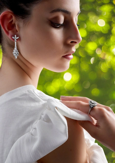 MOONLIGHT 18K white gold with black and white diamonds ring.