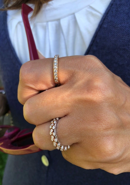 Media alianza CONSTELLATION en oro amarillo de 18K con diamantes