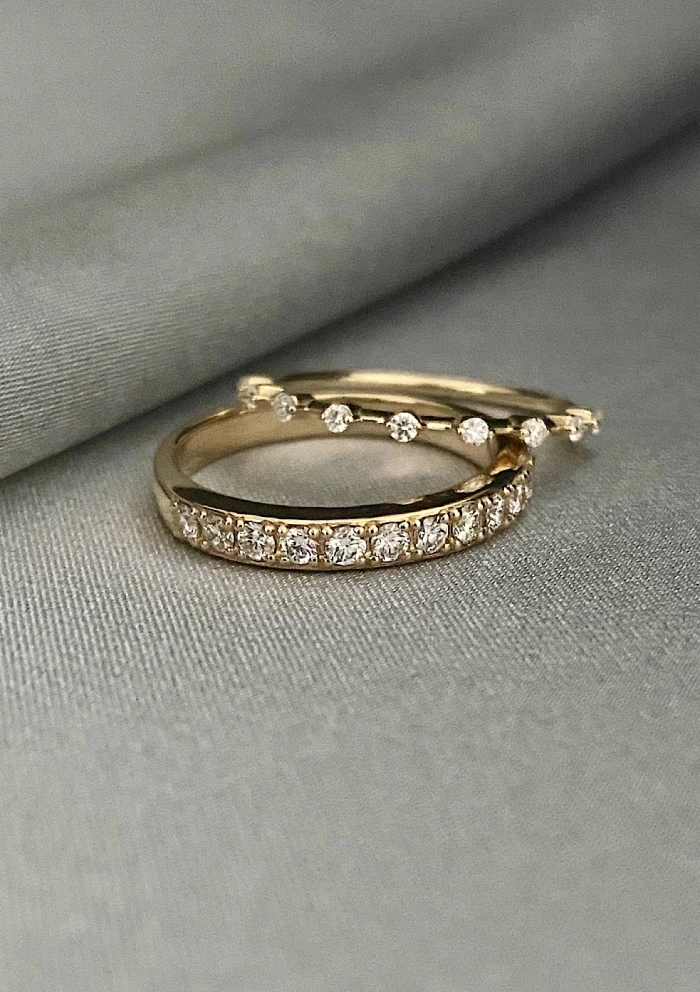 Media alianza CONSTELLATION en oro amarillo de 18K con diamantes