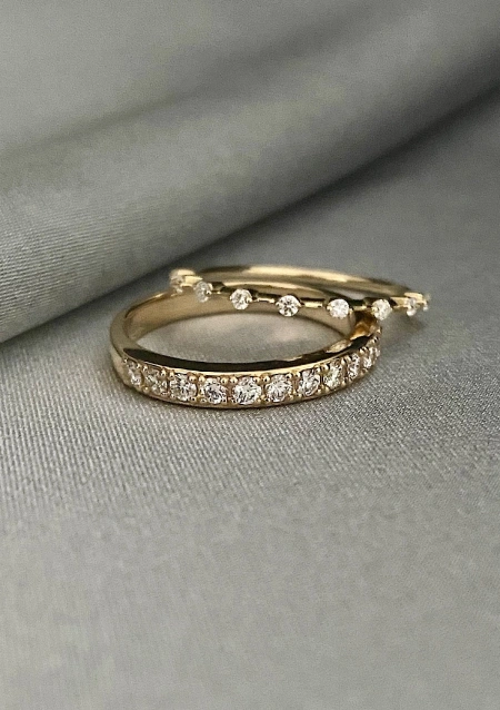 Media alianza CONSTELLATION en oro amarillo de 18K con diamantes