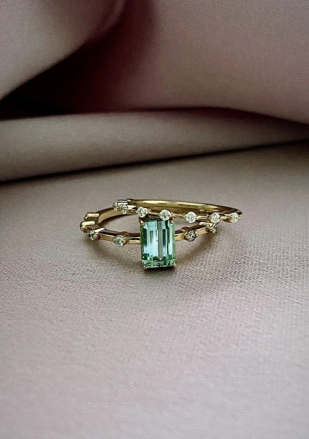 Media alianza CONSTELLATION en oro amarillo de 18K con diamantes