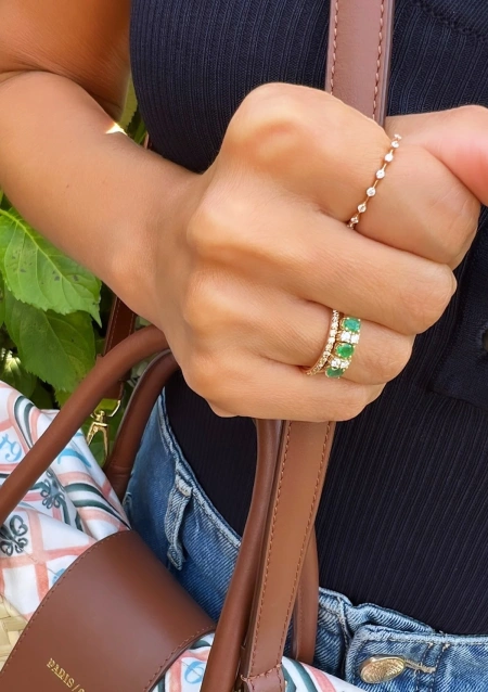 Media alianza CONSTELLATION en oro amarillo de 18K con diamantes