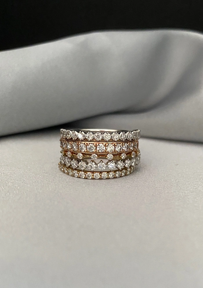 Media alianza CONSTELLATION en oro rosa de 18 quilates con diamantes