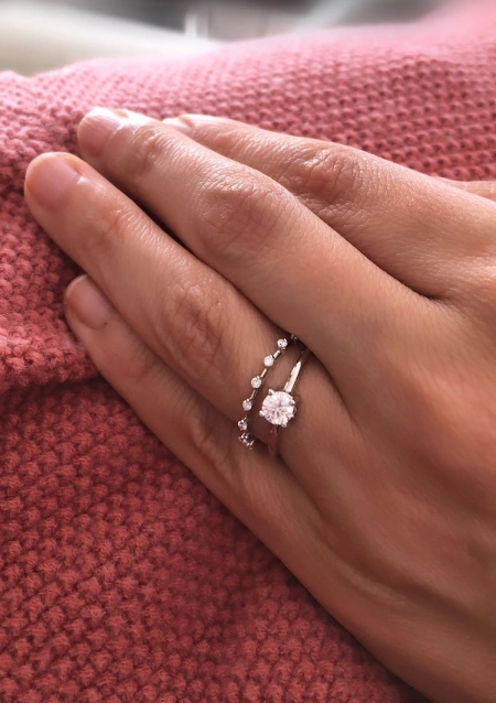 Media alianza CONSTELLATION en oro blanco de 18 quilates y diamantes