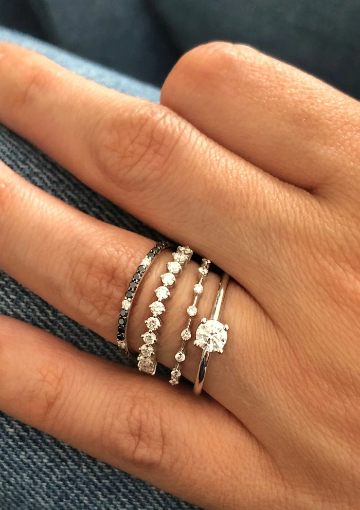 Media alianza CONSTELLATION en oro blanco de 18 quilates y diamantes