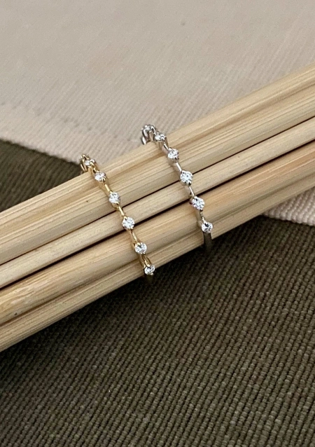 Media alianza CONSTELLATION en oro blanco de 18 quilates y diamantes