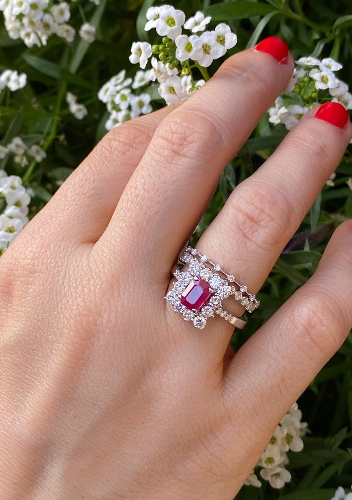Media alianza CONSTELLATION en oro blanco de 18 quilates y diamantes