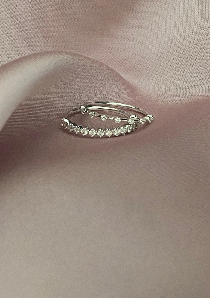 Media alianza CONSTELLATION en oro blanco de 18 quilates y diamantes