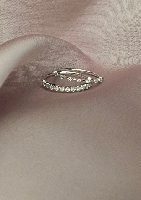 Media alianza CONSTELLATION en oro blanco de 18 quilates y diamantes