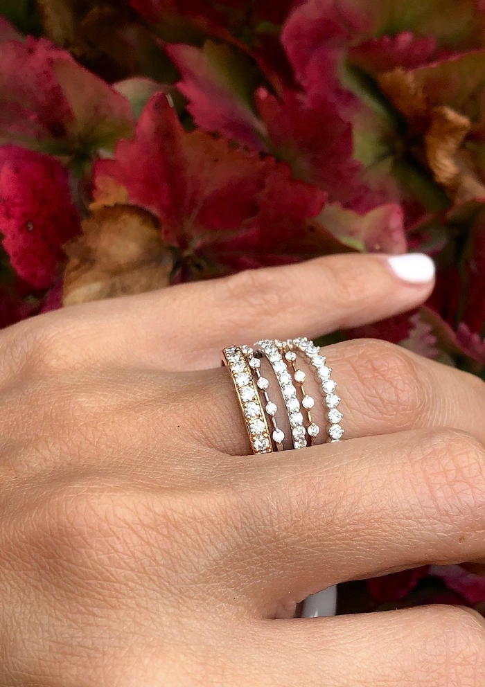 Media alianza CONSTELLATION en oro blanco de 18 quilates y diamantes