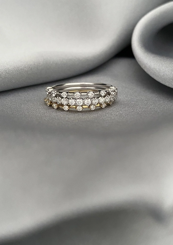 Media alianza CONSTELLATION en oro blanco de 18 quilates y diamantes