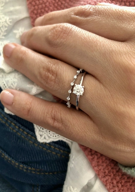 Media alianza CONSTELLATION en oro blanco de 18 quilates y diamantes